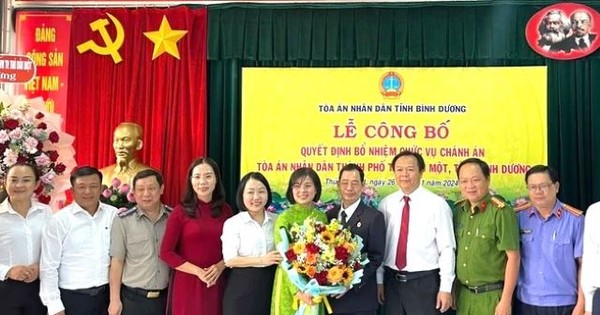 Trao quyết định bổ nhiệm cán bộ của Chánh án TAND Tối cao tại Bình Dương