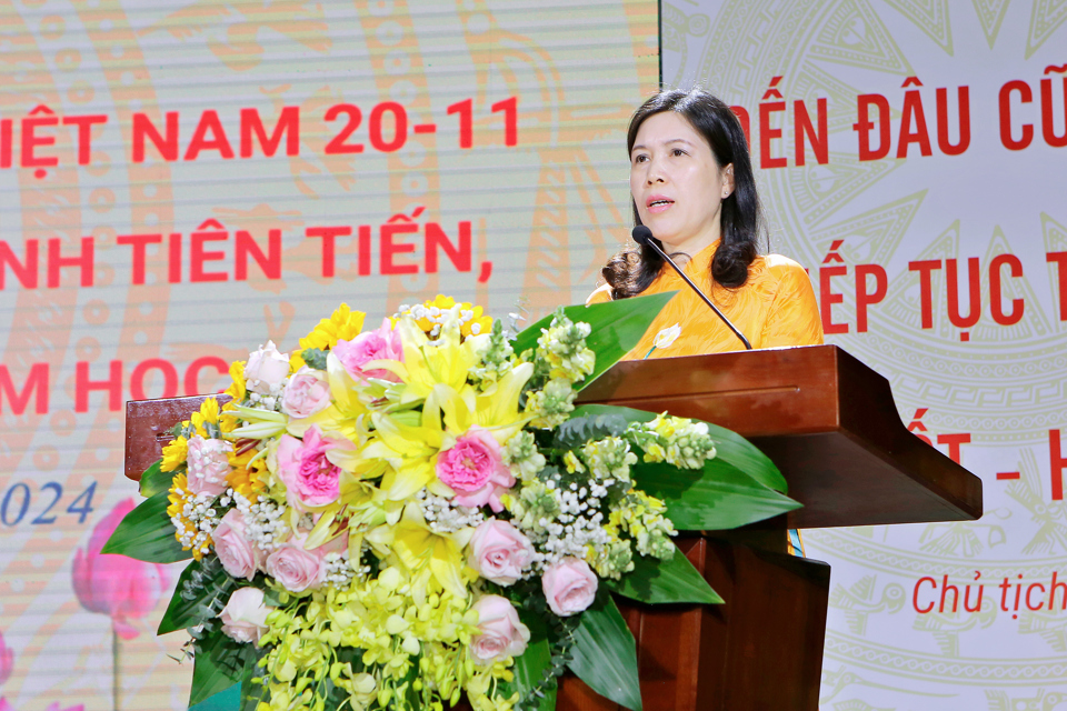 Cau Giay District Party Secretary Tran Thi Phuong Hoa spoke at the ceremony.