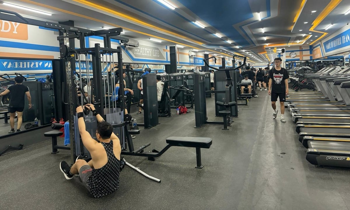 Personas que hacen ejercicio en el gimnasio toda la noche en Saigón