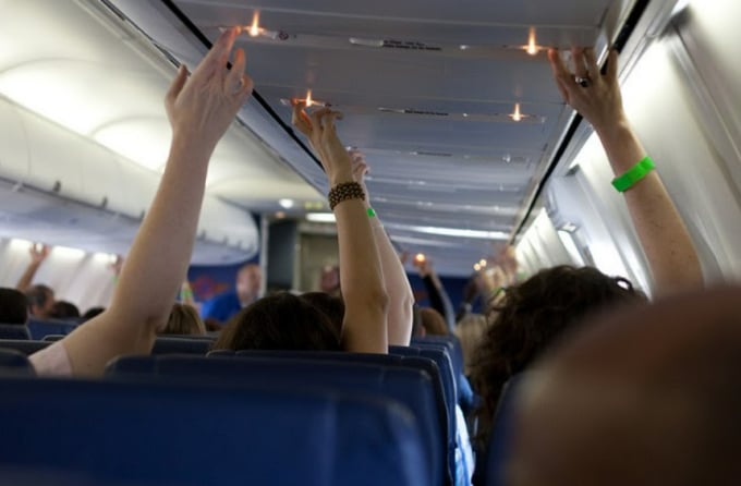 Hay un botón encima del asiento del pasajero para solicitar ayuda al asistente de vuelo cuando sea necesario. Foto: Guff