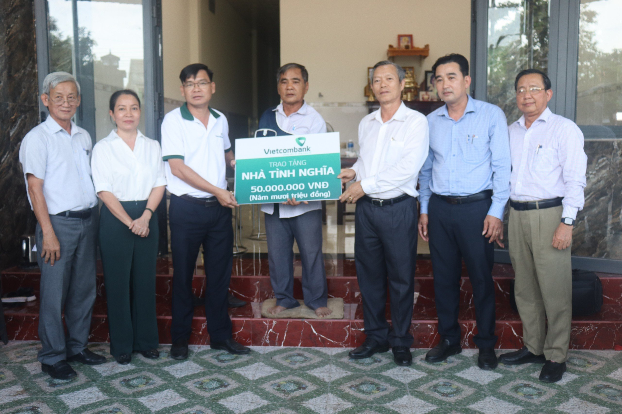 Vietcombank a inauguré de nombreuses maisons pour offrir aux pauvres un repas du Têt photo 6