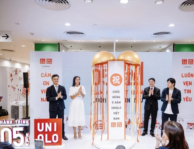 สินค้ามากกว่า 60% ในร้าน UNIQLO Vietnam เป็นสินค้า 'ผลิตในเวียดนาม'