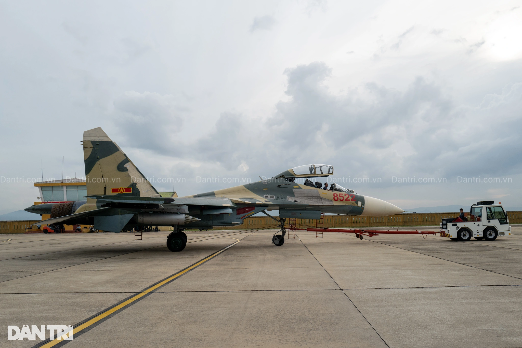 Des avions de chasse Su-27, des hélicoptères et des Yak-130 s'entraînent au bombardement et au tir réel