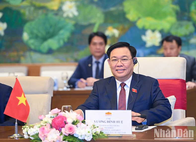 [Photo] Le président de l'Assemblée nationale Vuong Dinh Hue rencontre le Premier ministre laotien Sonexay Siphandone photo 7