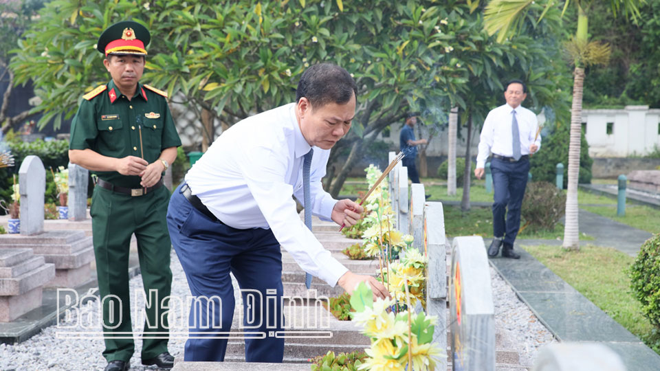 Comrade Le Quoc Chinh, Standing Deputy Secretary of the Provincial Party Committee, Chairman of the Provincial People's Council, Head of the Provincial National Assembly Delegation, offered incense at the graves at Him Lam martyrs' cemetery, Dien Bien province.