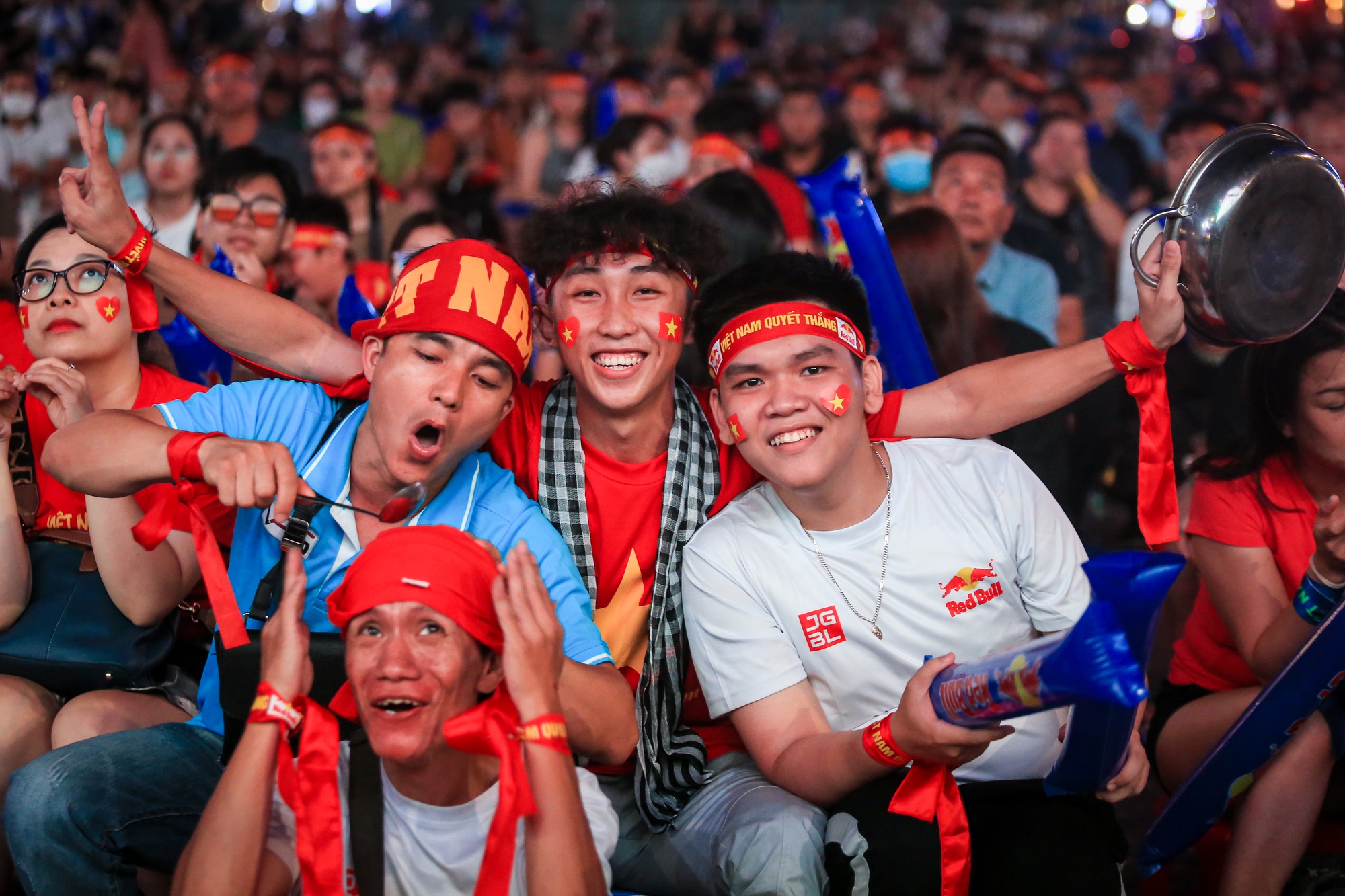 Tưng bừng ngày tuyển bóng đá nữ Việt Nam vô địch SEA games 32 - Ảnh 9.