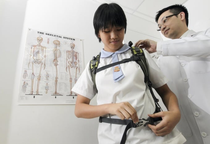 Un étudiant chinois portant un correcteur de posture. Photo : Global Times