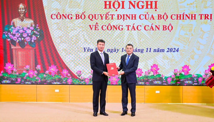 Member of the Politburo, Secretary of the Party Central Committee, Head of the Central Organization Commission Le Minh Hung (right) presents the Politburo's Decision approving the position of Secretary of the Yen Bai Provincial Party Committee to Mr. Tran Huy Tuan. (Photo: Yen Bai Provincial Portal)