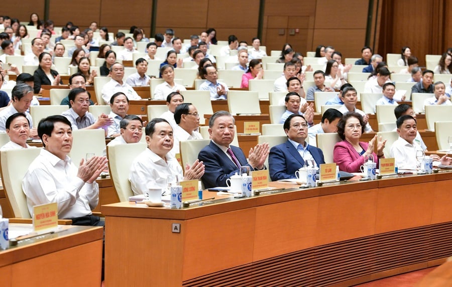 Tổng Bí thư, Chủ tịch nước Tô Lâm cùng các đồng chí lãnh đạo, nguyên lãnh đạo Đảng, Nhà nước, Chính phủ, Quốc hội; các Ủy viên Bộ Chính trị, Ủy viên Ban Bí thư, Ủy viên T. Ư Đảng, lãnh dạo Bộ, ngành T.Ư... tham dự Hội nghị tại điểm cầu T.Ư (hội trường Diên Hồng, Nhà Quốc hội. Ảnh: Quochoi.vn