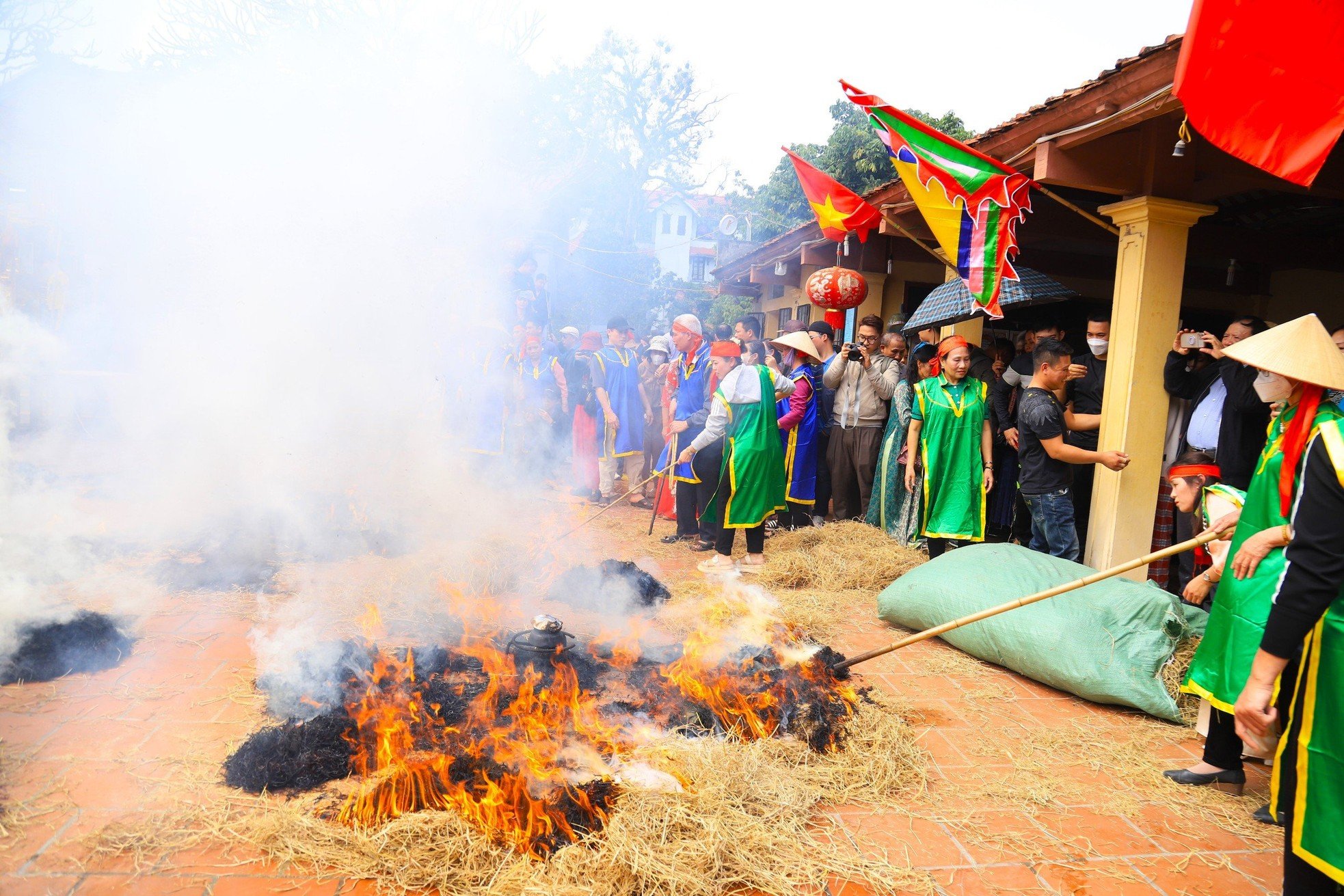 Concours unique de fabrication de feu et de cuisson du riz dans les villages de banlieue de Hanoi, photo 13