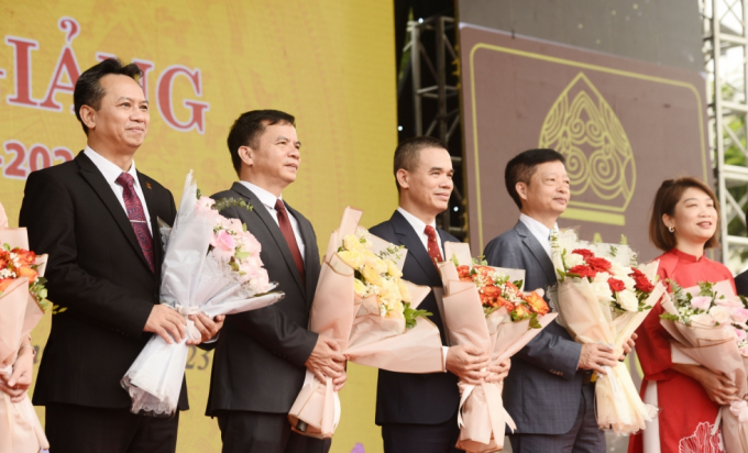 Les enseignants du conseil d'administration de l'Université de Hanoi lors de la cérémonie d'ouverture et d'accueil des nouveaux étudiants le 18 septembre. Photo : HANU