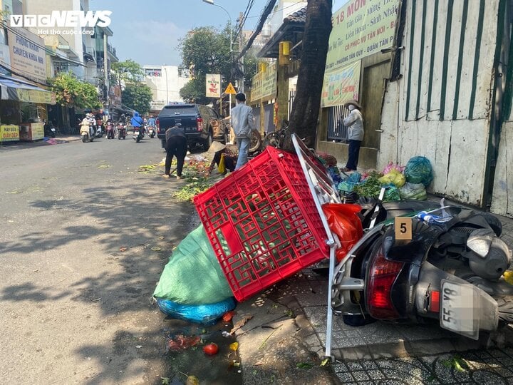 Tài xê ô tô bán tải tông 1 nam shipper đang giao hàng, kéo lê người này hơn 1m rồi tông tiếp vào xe ba gác bán rau củ sát lề đường.