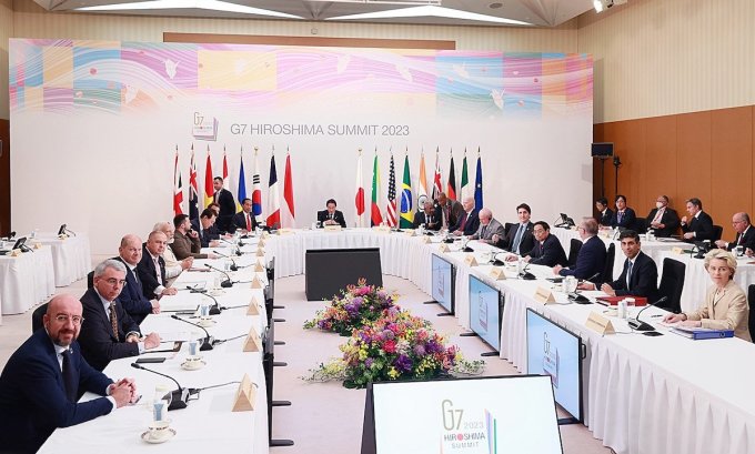 El Primer Ministro Pham Minh Chinh y sus invitados asisten a la sesión de debate Hacia un mundo pacífico, estable y próspero, el 21 de mayo, en Hiroshima, Japón. Foto: Duong Giang