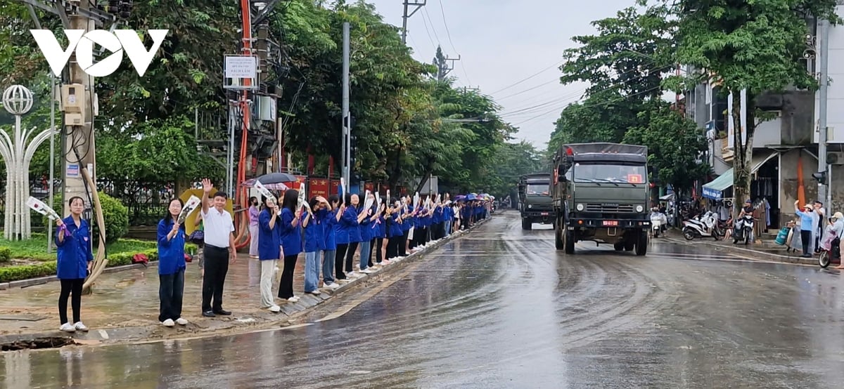 nguoi dan vung lu yen bai bin rin chia tay bo doi hinh anh 1