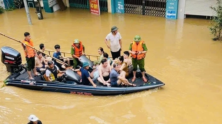 Die Überschwemmungen des Thao-Flusses überschreiten das historische Niveau, steigende Wasserstände des Roten Flusses wirken sich auf einige Gebiete in Hanoi aus, Foto 14