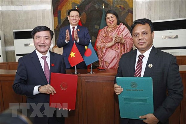 Chủ tịch Quốc hội Vương Đình Huệ và Chủ tịch Quốc hội Shirin Sharmin Chaudhury chứng kiến lãnh đạo Văn phòng Quốc hội hai nước Ký bản ghi nhớ về Hợp tác giữa hai Văn phòng Quốc hội. Ảnh: TTXVN