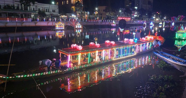 Noche del Festival del Río de la Luna Brillante