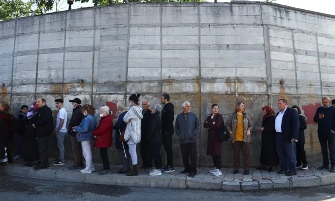La gente hace fila para votar en un colegio electoral en Estambul el 14 de mayo. Foto: Reuters