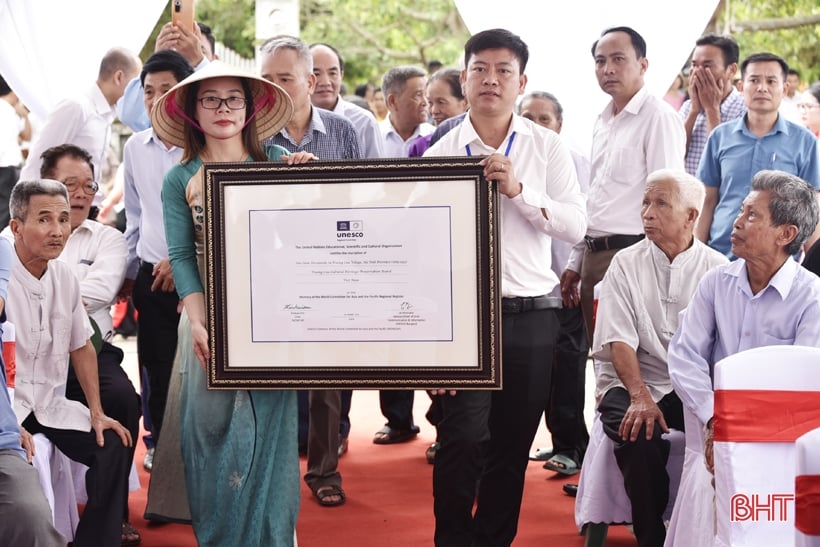 Ceremonia solemne para recibir el Certificado de reconocimiento del patrimonio documental de los documentos Han Nom de la aldea de Truong Luu