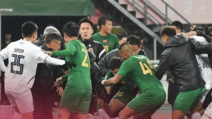 Buriram United and Zhejiang players fight. (Photo: Siamsports)