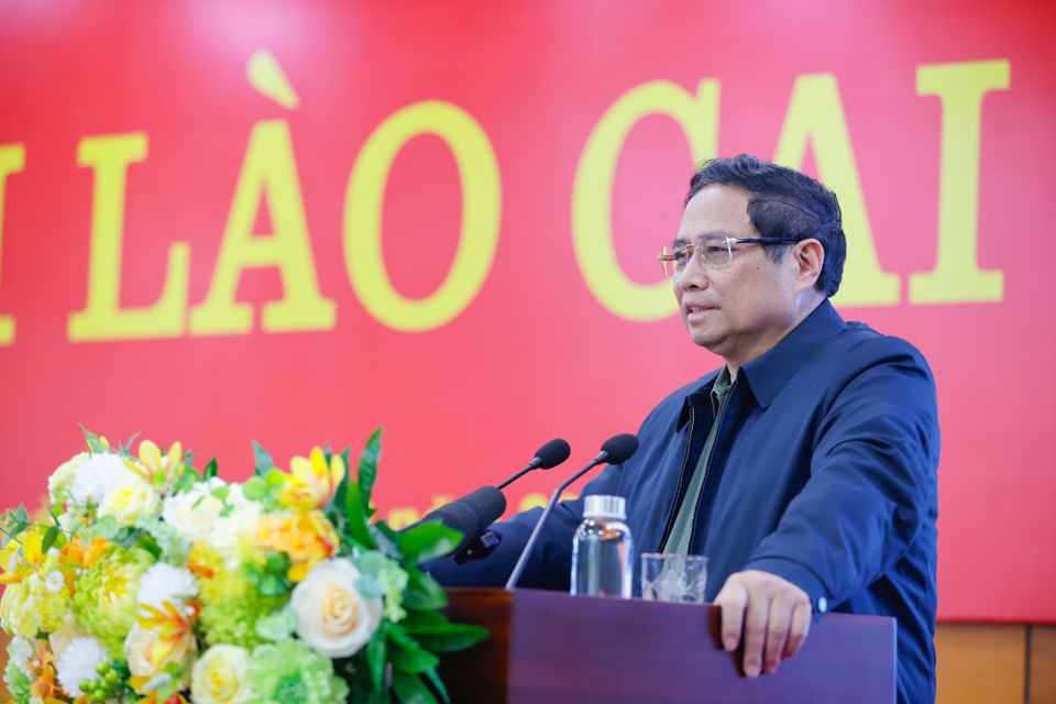 Prime Minister Pham Minh Chinh delivers a concluding speech at the working session with the Standing Committee of Lao Cai Provincial Party Committee - Photo: VGP/Nhat Bac