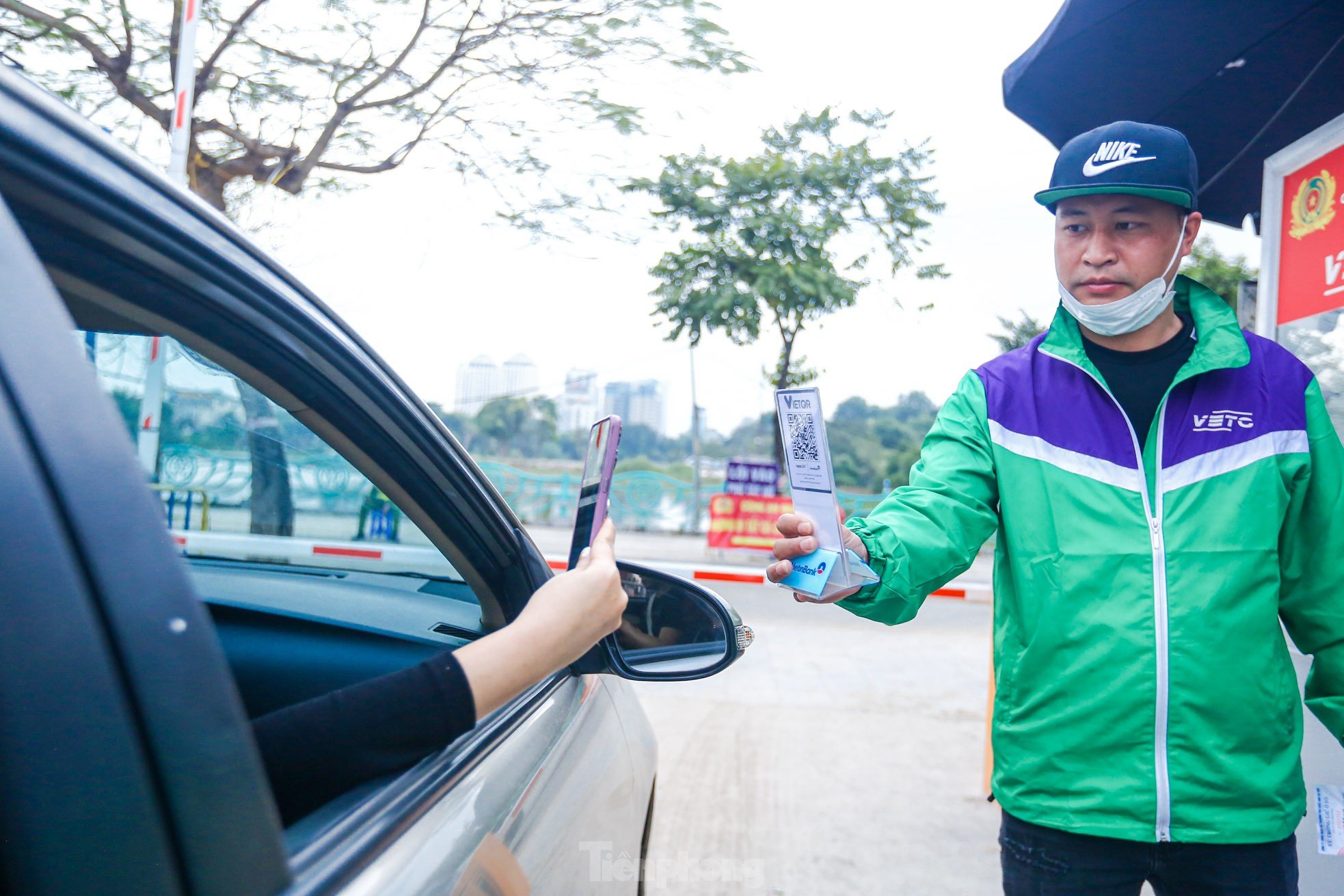 Cashless parking fee collection, no more waiting for hours at Tay Ho Palace festival on Tet holiday photo 13