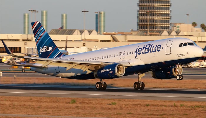 Encuentran dos cadáveres en el hueco de la rueda de un avión en el aeropuerto de Florida