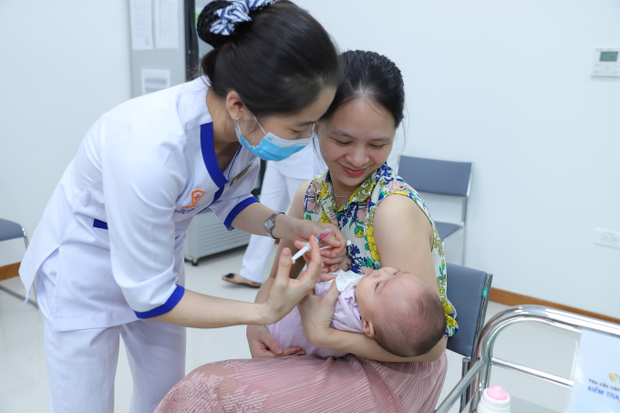 Kinder werden im VNVC Hoang Van Thu, Bezirk Phu Nhuan, geimpft. Foto von : Moc Thao