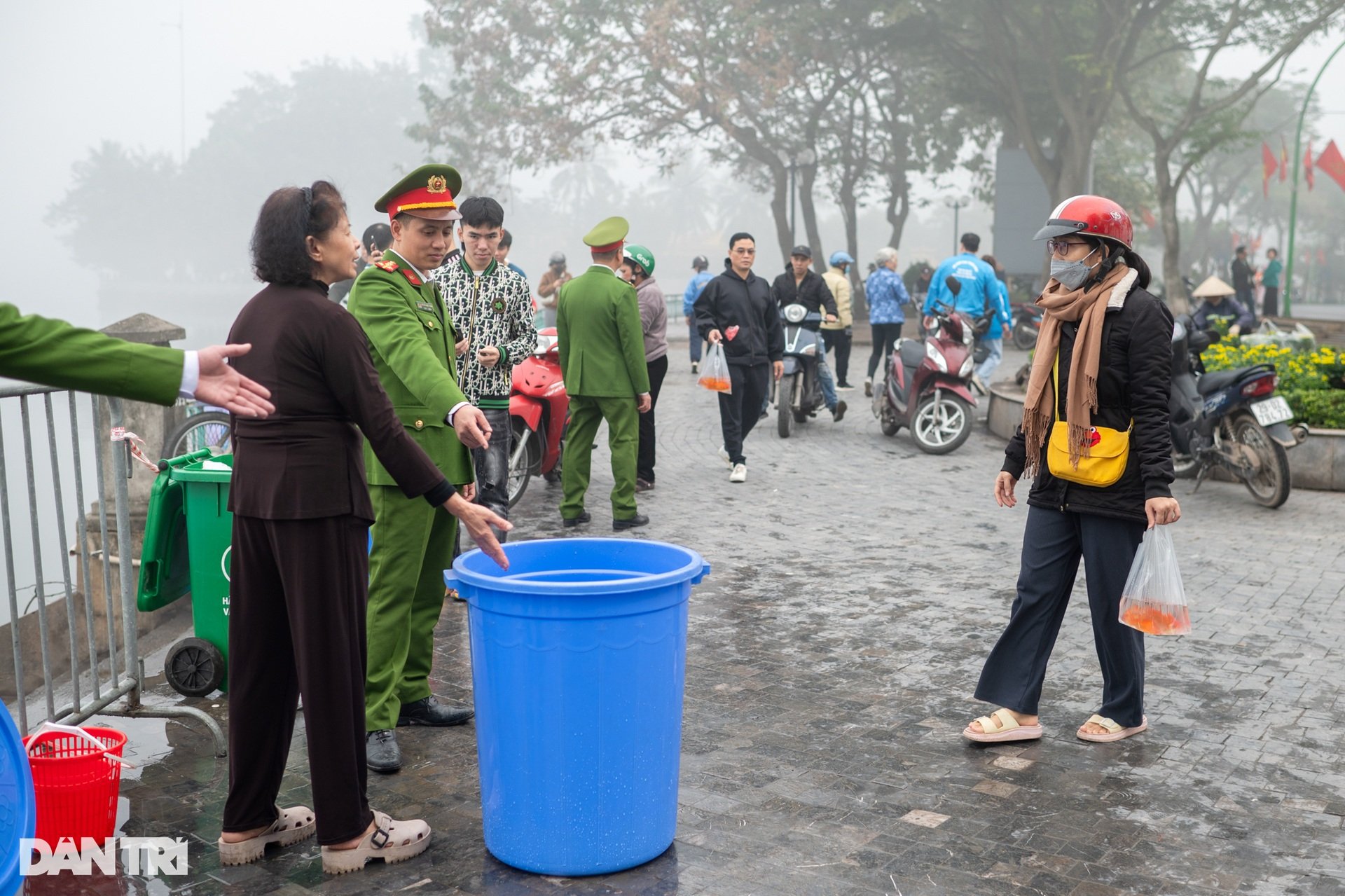 Người nước ngoài thả cá chép tiễn ông Táo chầu trời - 4