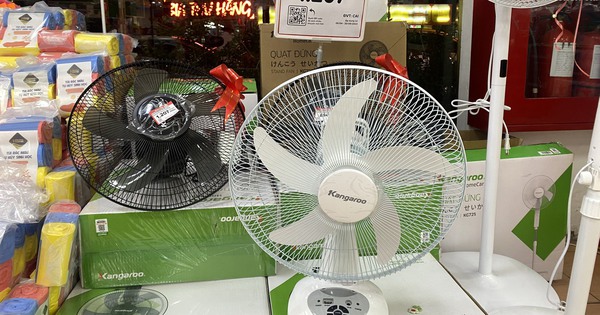 Hanoi's rotating power outages cause rechargeable fans to sell out