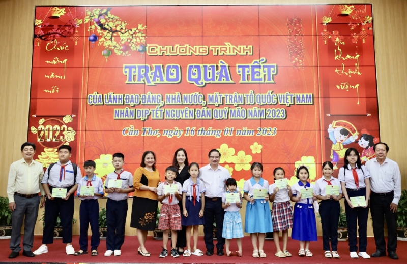 Les enfants en situation particulièrement difficile de la ville de Can Tho ont reçu des cadeaux du Têt du Fonds pour l'enfance du Vietnam.