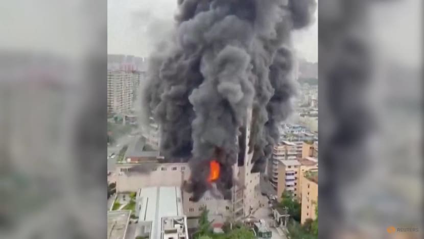 El número de muertos en el incendio del centro comercial chino aumentó a 16 foto 1