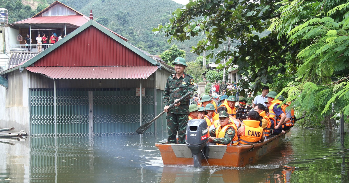 รองนายกรัฐมนตรี เล แถ่ง ลอง ตรวจสอบพื้นที่น้ำท่วม จ.พังงา (เซินลา)