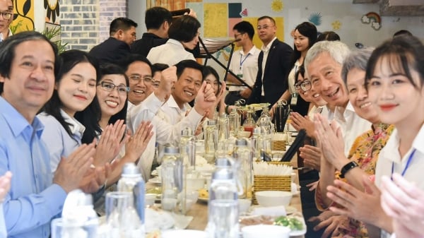 Les Premiers ministres du Vietnam et de Singapour et leurs deux épouses ont interagi et déjeuné avec des étudiants de l'Université nationale de Hanoi.