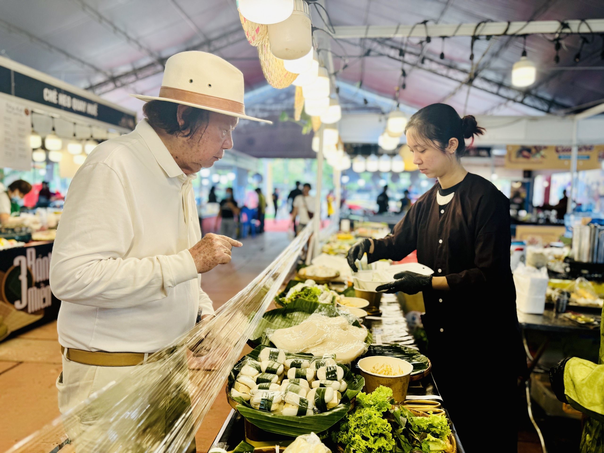 Ngày hội bánh dân gian TP.HCM: Người dân thỏa thích chọn, ăn đủ loại bánh 3 miền mừng ngày 20.10- Ảnh 11.