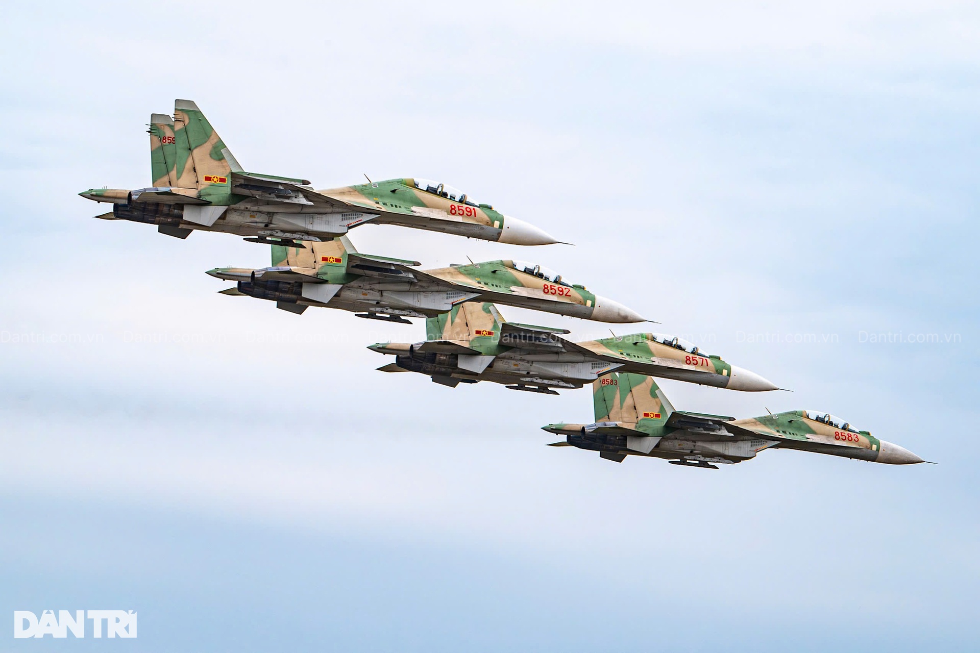 Hổ mang chúa SU-30MK2 thả 96 quả đạn nhiễu rực sáng bầu trời Hà Nội - 9