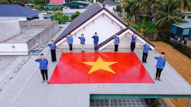 Gen Z spreads images of the national flag, some friends make a collage from blood donation certificates photo 1