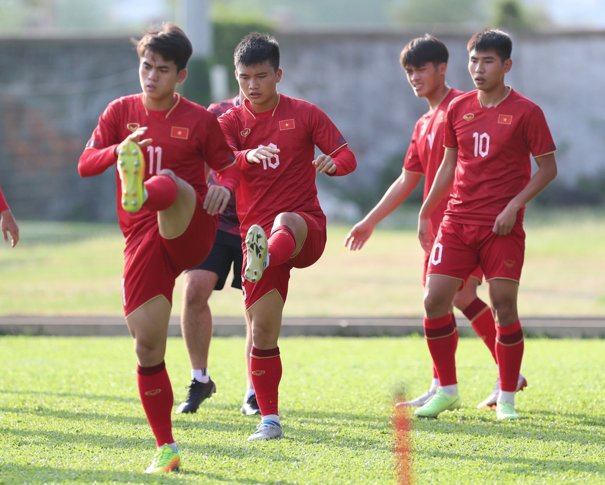 Giữa cái nóng 'đổ lửa' ở Campuchia, U.22 Việt Nam trở lại sân rèn chiến thuật - Ảnh 3.