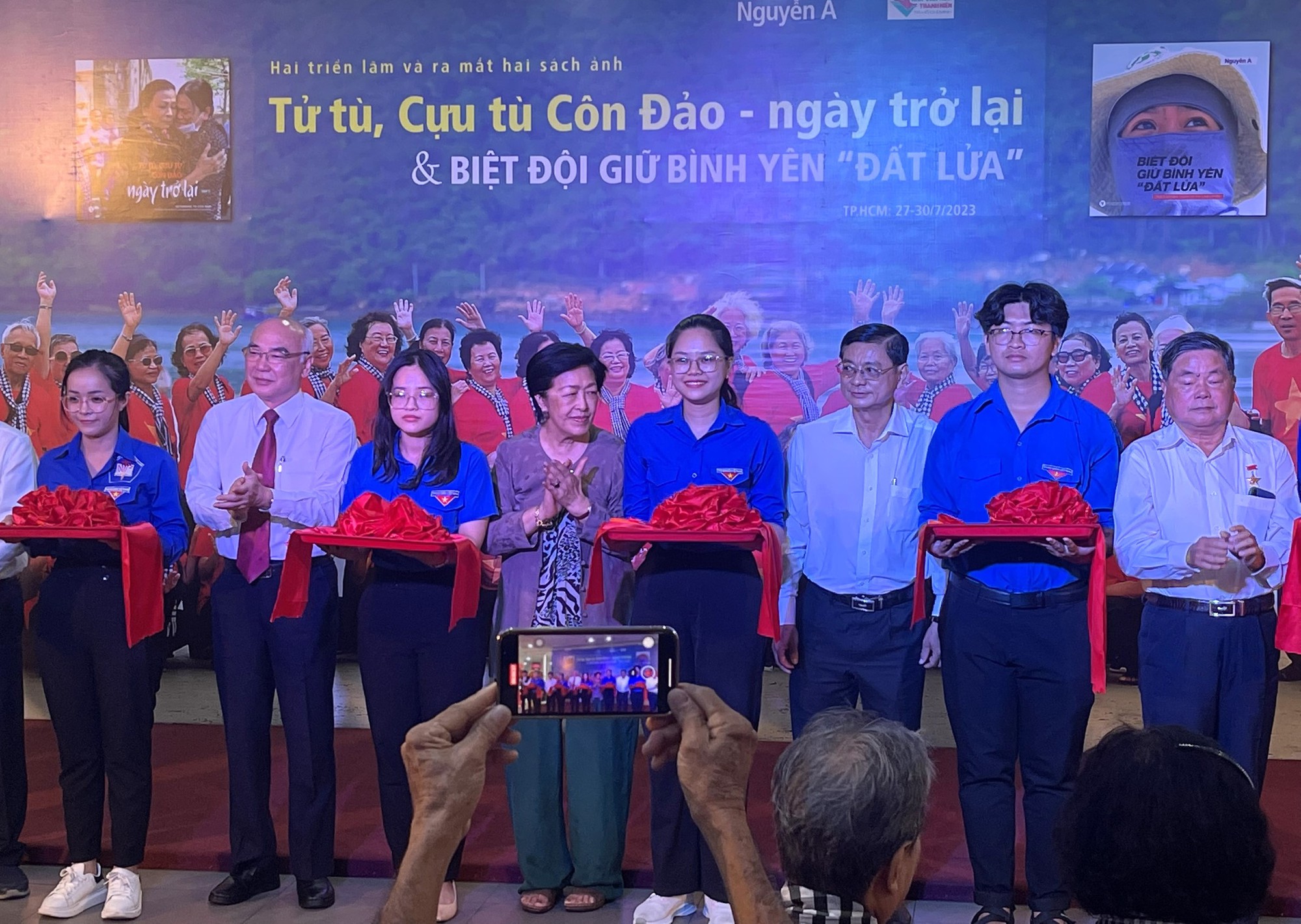 Rưng rưng những bức ảnh của Nguyễn Á 'Tử tù, cựu tù Côn Đảo ngày trở lại' - Ảnh 1.