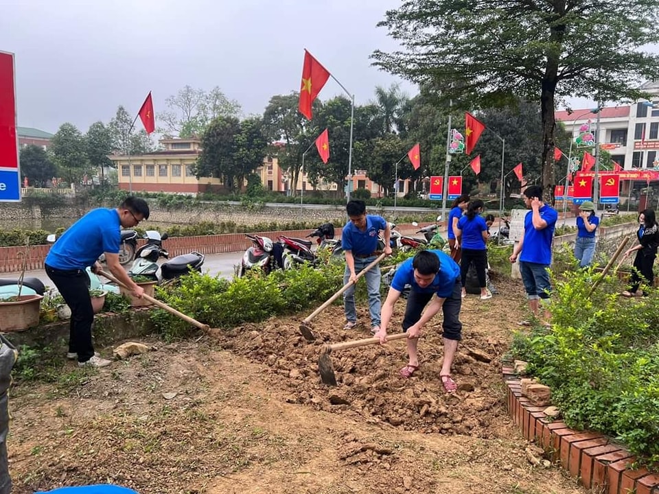 Evénement - Nghe An : Lever du drapeau sur le pic Len Vu à l'occasion de la Fête Nationale le 2 septembre (Photo 4).