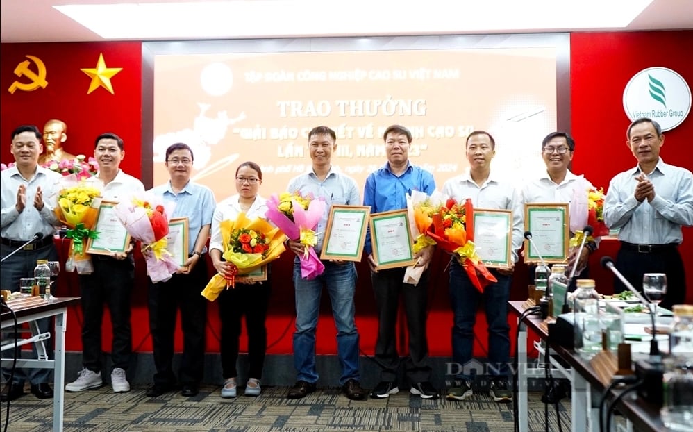 Ceremonia de entrega de premios del periódico de la industria del caucho de Vietnam por tercera vez en 2023, imagen 1