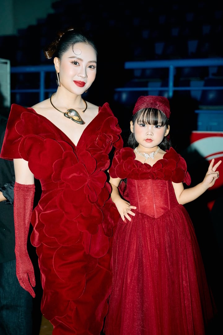 Child model Gia Han with 