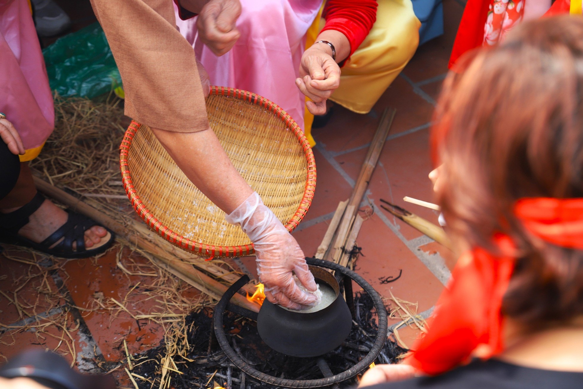 Concours unique de fabrication de feu et de cuisson du riz dans les villages de banlieue de Hanoi, photo 11