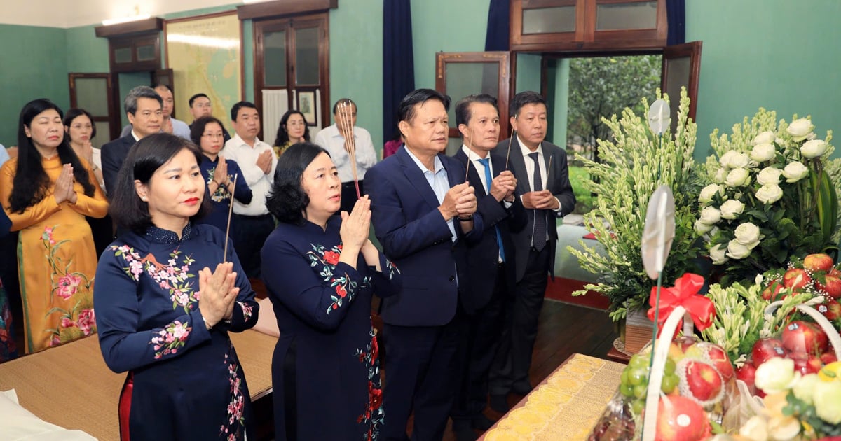 하노이 시 지도자들, 호치민 대통령 기념 향불 바치다