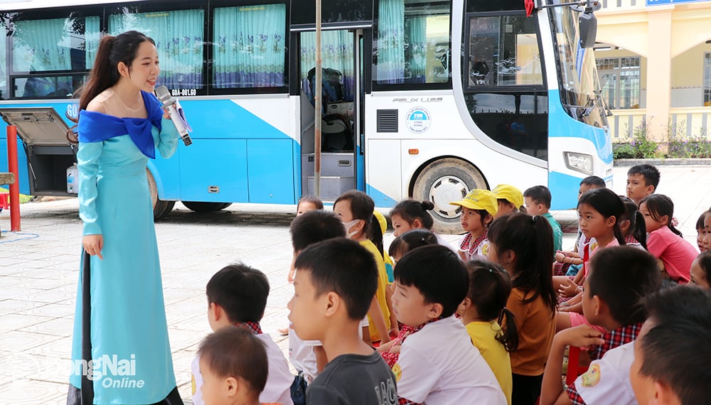 The Mobile Propaganda Team of the Provincial Cultural and Cinema Center propagates drowning prevention to students of Nguyen Ba Ngoc Primary School (Dac Lua Commune, Tan Phu District). Photo: A.NHON