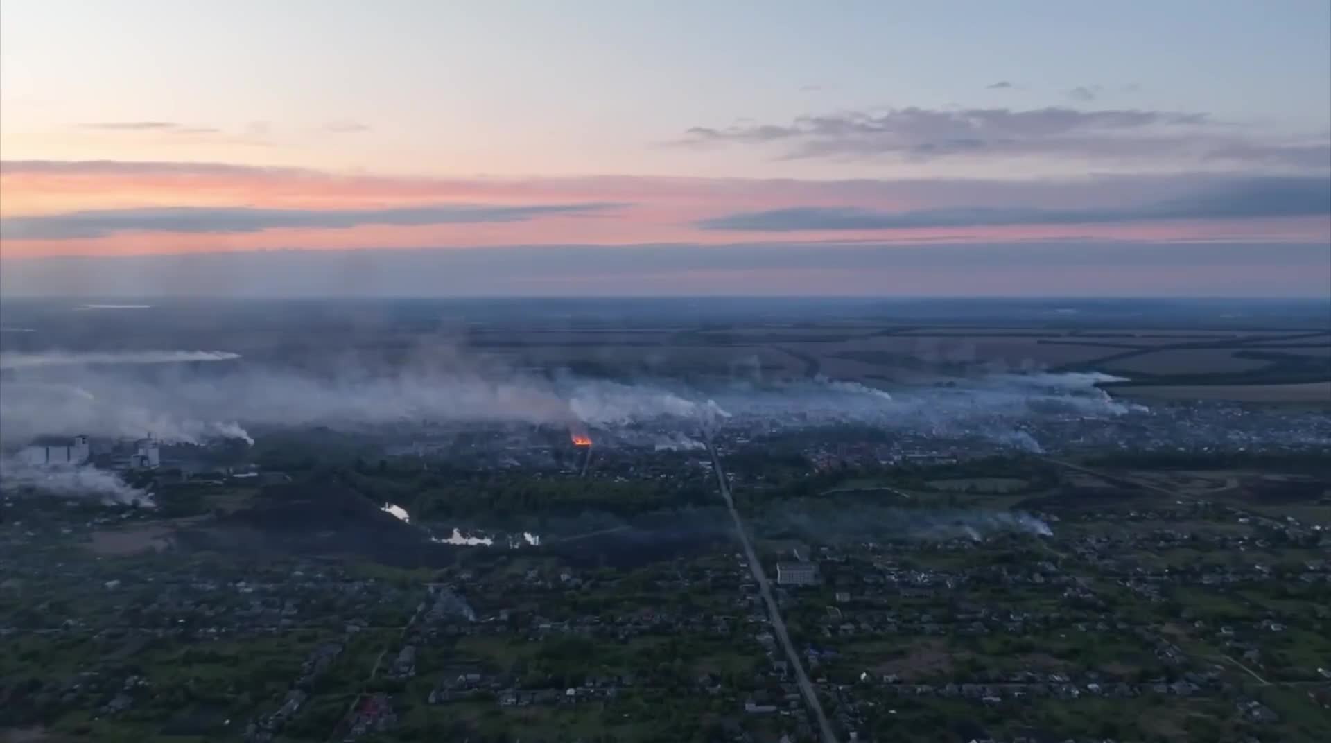Monde - La Russie a lancé une forte attaque à Volchansk, forçant l'Ukraine à ajouter 10 bataillons et beaucoup d'équipements (Image 2).