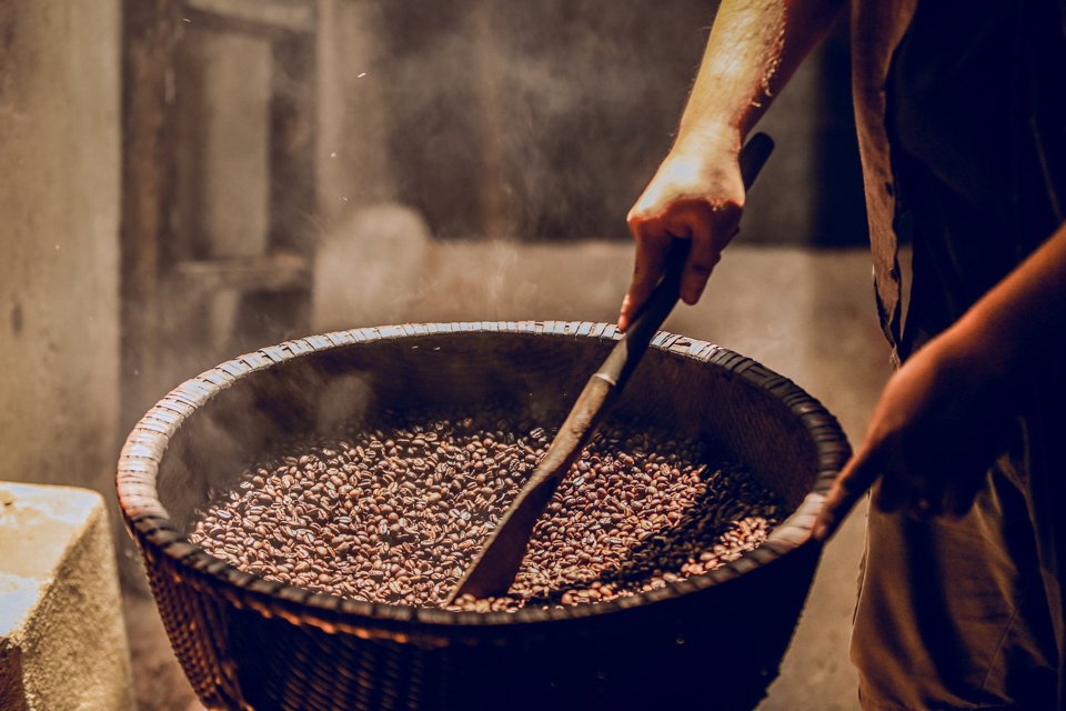 Coffee beans must be roasted evenly at a temperature of 220 - 230 degrees Celsius to meet standards. Photo: NVCC