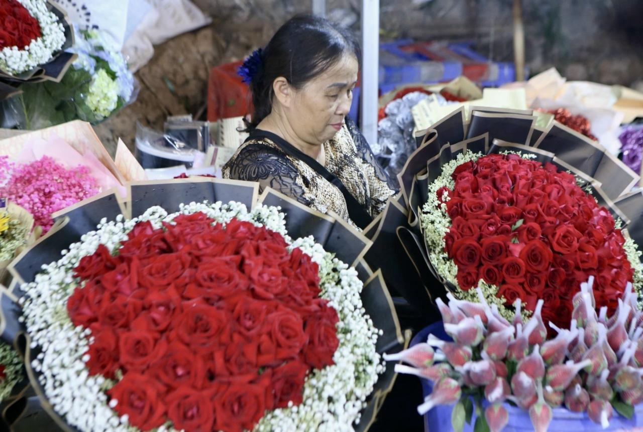 ベトナム女性の日を前に賑わうクアンアン夜の花市場 写真10