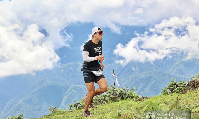 HLV Việt Dũng trên đường chạy Vietnam Mountain Marathon 2023. Ảnh: NVCC