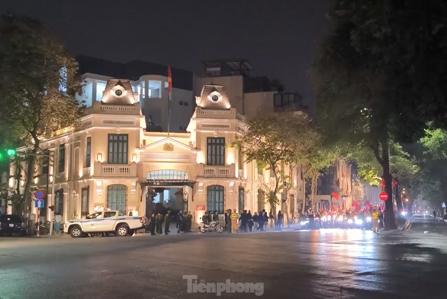 „Zivilisiertes“ Sturmreiten der Hauptstadtbewohner in der Nacht von „Hanoi schläft nie“, Foto 10